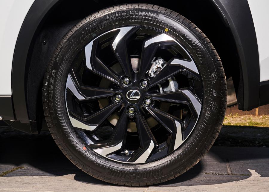 Колеса Lexus UX250h F-Sport Engawa 2019 года  (ES) (фото 7 из 11)